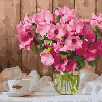 Roze petunia's op tafel