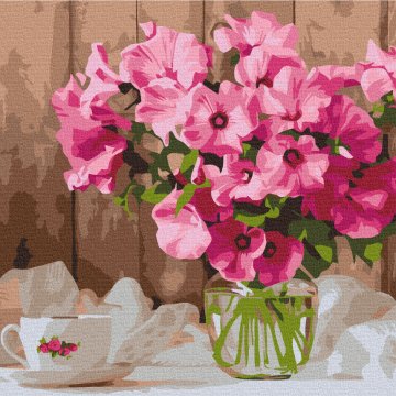 Roze petunia's op tafel