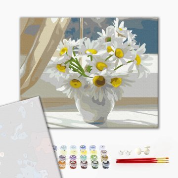 Bouquet de marguerites blanches dans un vase près de la fenêtre