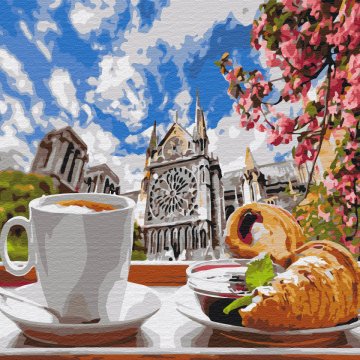 Café avec des croissants contre la cathédrale