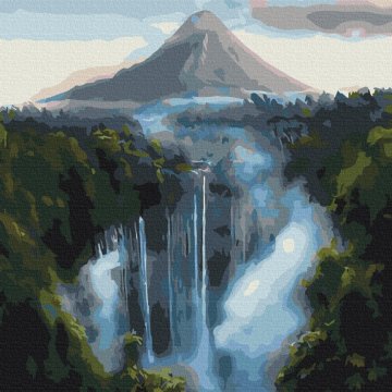 Wasserfall in der Nähe der Berge
