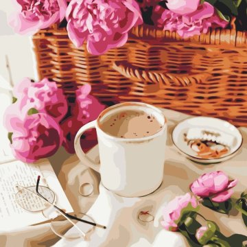 Fleurs de pivoines dans un panier